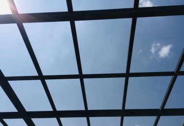 Metal ızgarasından Mavi Gökyüzü Görünümü - Resmi JPG Dosyası Olarak Stokla