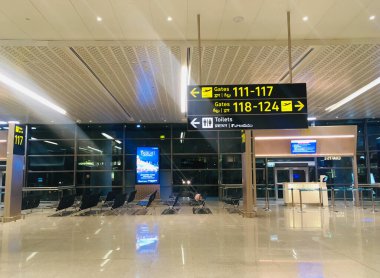 Rajiv Gandhi Uluslararası Havalimanı Yeni Terminal Eklenti Salonundaki Kapı Numarası İmza - Hyderabad, Hindistan 14 Nisan 2024 - JPG Dosyası Olarak Stock Image