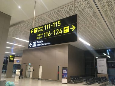 Rajiv Gandhi Uluslararası Havalimanı Yeni Terminal Eklenti Salonundaki Kapı Numarası İmza - Hyderabad, Hindistan 14 Nisan 2024 - JPG Dosyası Olarak Stock Image