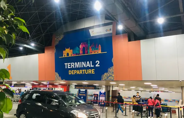Sabahın Erken Saatlerinde Delhi Havaalanı Terminali Numaraya Varan Yolcu Jpg — Stok fotoğraf