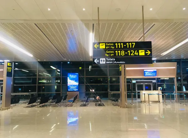 ラジヴ ガンジー国際空港 2024年4月14日 インド ハイデラバード の新ターミナル拡張の出発ホールのゲート番号指示 Jpgファイルとしてのストックイメージ — ストック写真