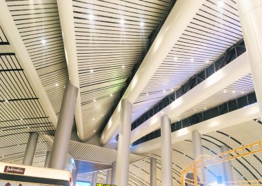 Rajiv Gandhi Uluslararası Havalimanı Yeni Terminal Eklentisi 'nin modern çelik yapı tavanı - Hyderabad, Hindistan 11 Haziran 2024 tarihinde JPG Dosyası