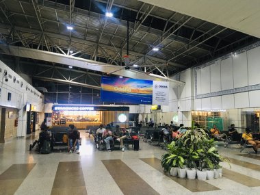 10 Haziran 2024 'te Bhubaneswar, Odisha' daki Biju Patnaik Uluslararası Havalimanı Kalkış Salonu 'nun birinci katında bekleme salonu.