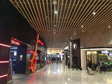 Terminal 2 'nin Yurtiçi Gidiş Salonu' nda (T2) Mühendis Bambu Kullanımı, Kempegowda Uluslararası Havaalanı, Bangalore, Hindistan - 18 Haziran 2024 JPG Dosyası