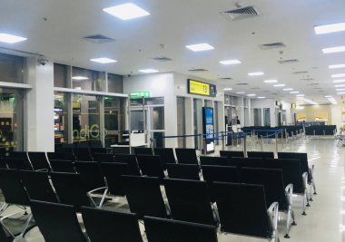 10 Ağustos 2024 'te Hindistan' ın Chennai Uluslararası Havaalanı 'ndaki Gates yakınlarındaki Kalkış Salonu Oturma Alanı - JPG Dosyası Olarak Stock Image