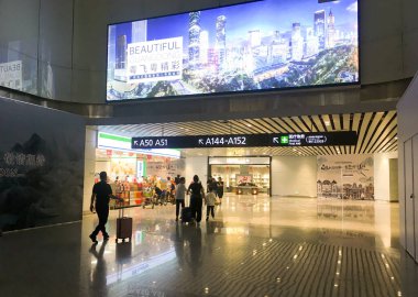 29 Eylül 2024 'te Guangzhou Baiyun Uluslararası Havalimanı Terminali' nin kalkış kapısına JPG Dosyası olarak Stock Image