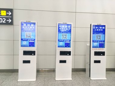 29 Eylül 2024 'te Guangzhou Baiyun Uluslararası Havalimanı Terminali' nin girişindeki büfe - JPG Dosyası Olarak Stock Image