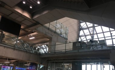 17 Ekim 2024 'te Tayland' ın başkenti Bangkok 'taki Suvarnabhumi Uluslararası Havalimanı' nda Varan Bölgesinin Somut Çalışmaları - JPG Dosyası Olarak Stock Image