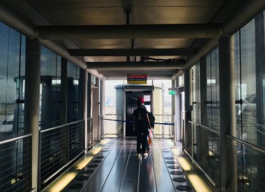 17 Ekim 2024 'te Bangkok' taki Suvarnabhumi Uluslararası Havalimanı 'nın apronuna uzanan köprü - JPG Dosyası olarak Stock Image