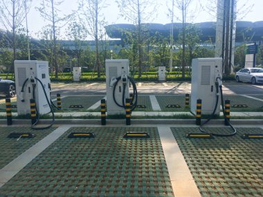 24 Eylül 2024 'te Guiyang Longdongbao Uluslararası Havalimanı ulaşım merkezinde bulunan AC PARK kompleksindeki Elektrikli Araç Şarj İstasyonu - JPG Dosyası Olarak Stock Image