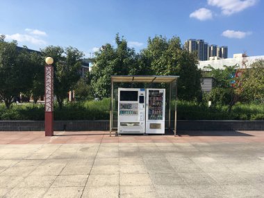 24 Eylül 2024 'te Guiyang Doğu Tren İstasyonu' nun dışındaki Walking Plaza 'da büfe satışı - JPG Fil olarak Stock Image