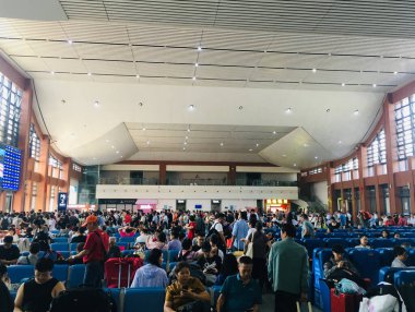 24 Eylül 2024 'te Guiyang Doğu tren istasyonunda tren bekleyen yolcular - JPG Dosyası Olarak Stock Image