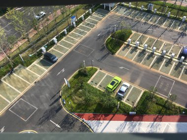 24 Eylül 2024 'te Guiyang Longdongbao Uluslararası Havalimanı ulaşım merkezi AC Park kompleksindeki Elektrikli Araç Şarj İstasyonu ile otopark görüntüsü - JPG Dosyası Olarak Stock Image