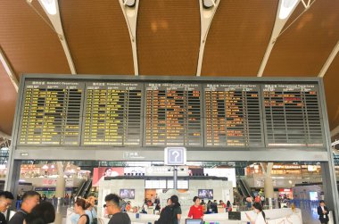 Shanghai Pudong Uluslararası Havalimanı T2 'de Uçuş Bilgilendirme Sistemi - 23 Eylül 2024 - JPG Dosyası Olarak Stock Image