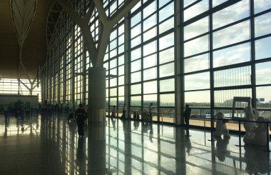 Shanghai Pudong Uluslararası Havalimanı T2 Kontrol Alanındaki Cam Cephesi - 23 Eylül 2024 - JPG Dosyası Olarak Stock Image