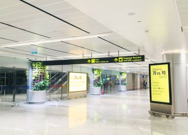 Rajiv Gandhi Uluslararası Havalimanı 'ndaki Yeni Terminal Eklentisi' nde bagaj teslim belgesi imzası - Hyderabad, Hindistan - 26 Ocak 2025 - JPG Dosyası olarak Stock Image