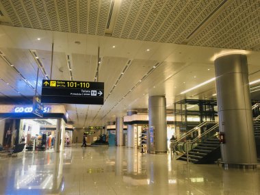 Rajiv Gandhi Uluslararası Havalimanı 'ndaki Yeni Terminal Eklenti Salonundaki Kapı Numarası İmza - Hyderabad, Hindistan - 26 Ocak 2025 - JPG Dosyası Olarak Stock Image
