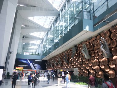 4 Mart 2025 'te Hindistan' da Indira Gandhi Uluslararası Havalimanı, Yeni Delhi 'de bulunan Mudra tesisatı ile gelen Salon, JPG Dosyası olarak Stock Image