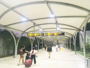 4 Mart 2025 'te Indira Gandhi Uluslararası Havalimanı' nın 3 ve 2 numaralı terminallerini birbirine bağlayan Walkway - JPG Dosyası Olarak Stock Image