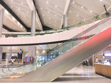 26 Mayıs 2025 'te Hindistan' ın Rajiv Gandhi Uluslararası Havalimanı 'ndaki Yeni Terminal Uzatma Salonunda LED ışıkları olan modern bina JPG Dosyası