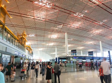 20 Haziran 2025 'te Pekin Başkenti Uluslararası Havalimanı Terminali' nde check-in alanında bekleyenler - Görüntü JPG Dosyası 