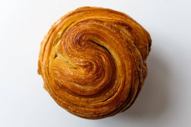 Beyaz arkaplanda Mont Blanc Danimarka Pastası