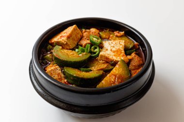 Beyaz arkaplanda kabak güveci