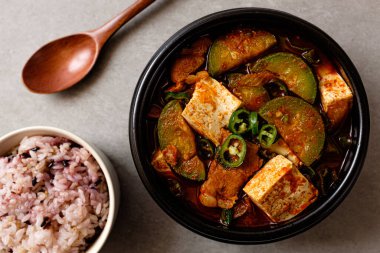 Kabaklı baharatlı çorba. Kabak yahnisi.