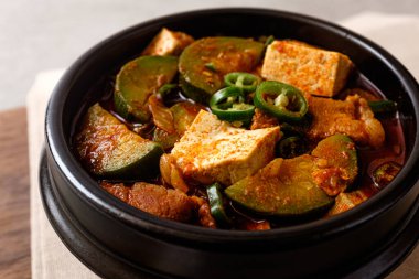 Kabaklı baharatlı çorba. Kabak yahnisi.