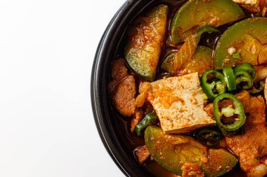 Beyaz arkaplanda kabak güveci