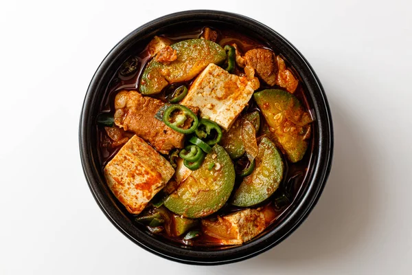 Beyaz arkaplanda kabak güveci