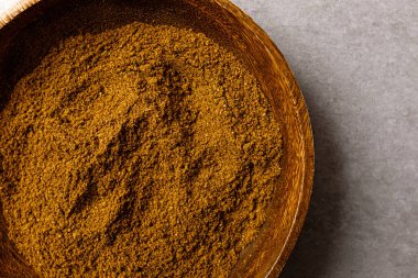 Çeşit çeşit baharatlı garam masala.