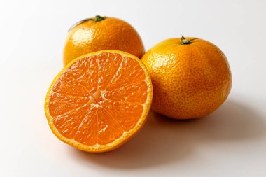 Beyaz arka planda mandalinalar