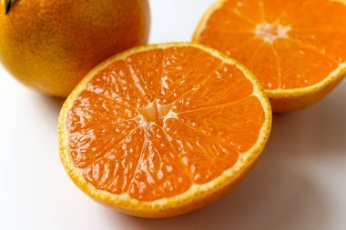 Beyaz arka planda mandalinalar