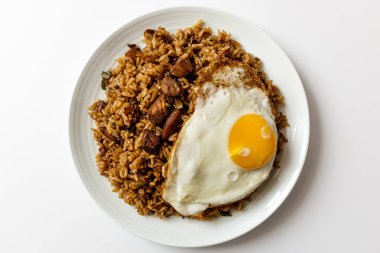 Beyaz arka planda Nasi Goreng