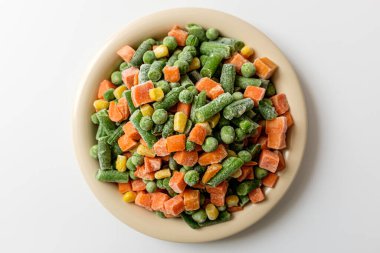 Donmuş karışık sebzeler beyaz arka planda