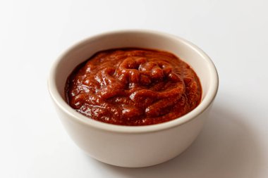 Beyaz arka planda Sriracha sosu