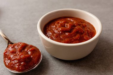 Tatlı ve ekşi soslu Sriracha.