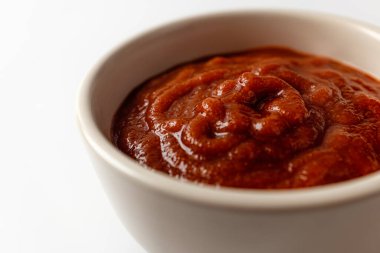 Beyaz arka planda Sriracha sosu