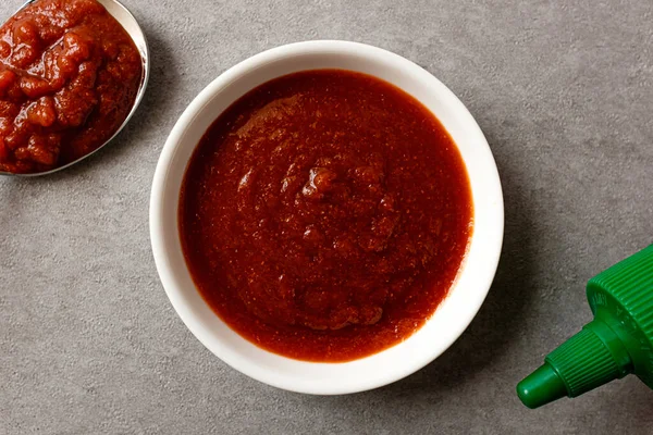 Sriracha Com Molho Doce Azedo — Fotografia de Stock