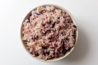 beyaz zemin üzerine siyah pirinç