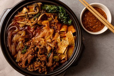 Etli, sebzeli ve Şehriyeli Baharatlı Sıcak Saksı