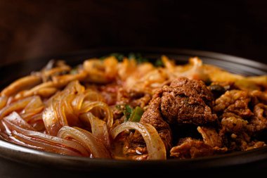 Etli, sebzeli ve Şehriyeli Baharatlı Sıcak Saksı