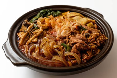 Beyaz arkaplanda Baharatlı Sıcak Çömlek