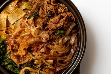 Beyaz arkaplanda Baharatlı Sıcak Çömlek