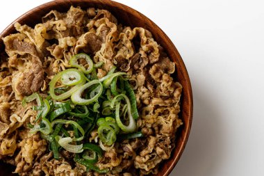 Beyaz arkaplanda Gyudon