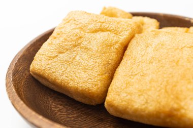 Beyaz arkaplanda kare kızarmış tofu.