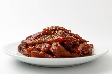 Beyaz arka planda kızartılmış domuz kabuğu.