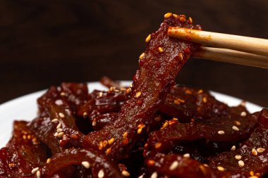 Baharatlı soslu kızarmış domuz kabuğu.