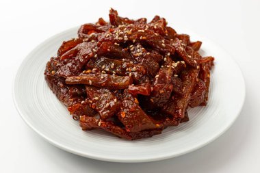 Beyaz arka planda kızartılmış domuz kabuğu.